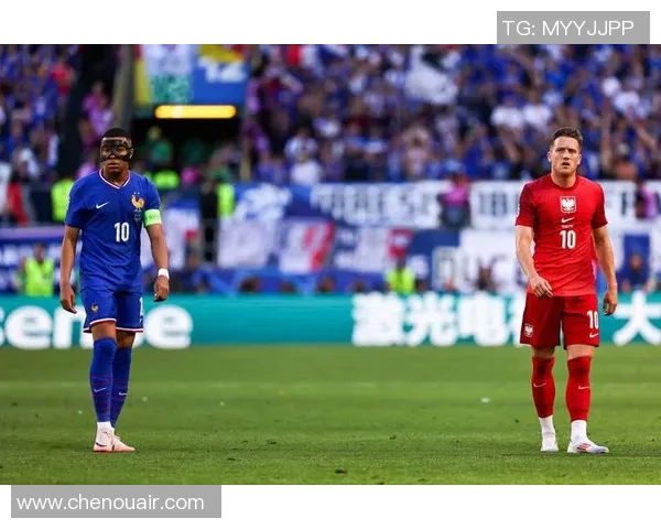 法国与波兰足球明星同框合影展现友谊与竞技精神的精彩瞬间