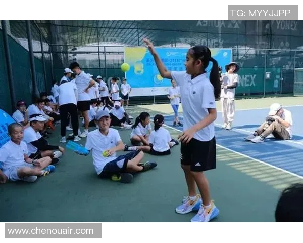 足球明星与小球童的搞笑互动瞬间引发全场欢笑与温馨回忆